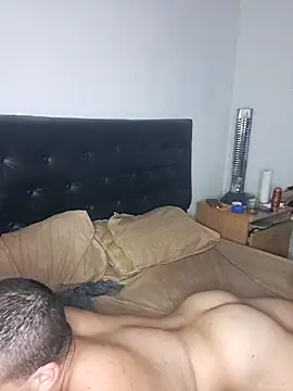 Snapshot of liamlara chatting on 10/23/25, 04:01 liamlara online show from 10/23/25, 04:01