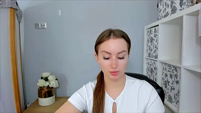 Snapshot of DonnaCam chatting on 10/16/25, 02:40 DonnaCam online show from 10/16/25, 02:40