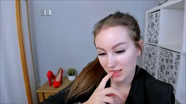 Snapshot of DonnaCam chatting on 10/28/25, 09:28 DonnaCam online show from 10/28/25, 09:28