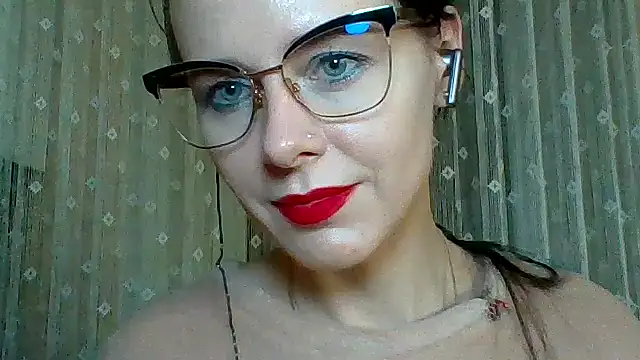 Snapshot of LuminousLady chatting on 03/20/25, 12:40 LuminousLady online show from 03/20/25, 12:40