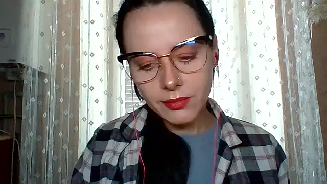 Snapshot of LuminousLady chatting on 09/11/25, 07:30 LuminousLady online show from 09/11/25, 07:30