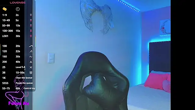 SallyWhitee online show from 10/27/25, 03:43