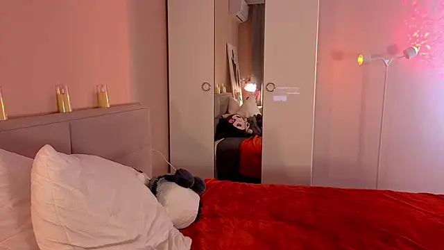 Mia Luw online show from 11/15/25, 04:47