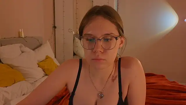 Mia Luw online show from 12/14/25, 10:09