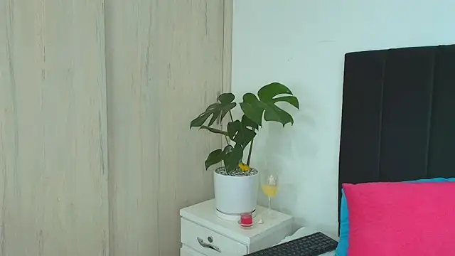 Snapshot of MarianaGiiiL chatting on 03/04/25, 12:18 MarianaGiiiL online show from 03/04/25, 12:18