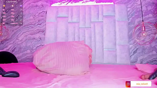 Snapshot of MiaVelveett chatting on 11/23/25, 01:16 MiaVelveett online show from 11/23/25, 01:16