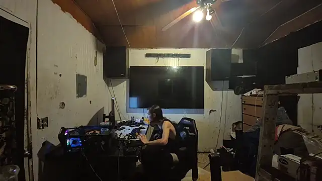 nuttyking2022 online show from 12/04/25, 08:34