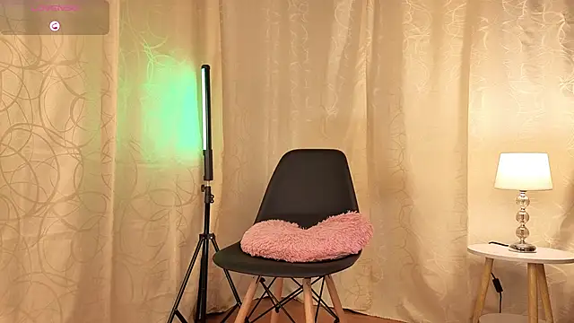 Snapshot of sophia_dumont chatting on 10/29/25, 01:19 sophia dumont online show from 10/29/25, 01:19