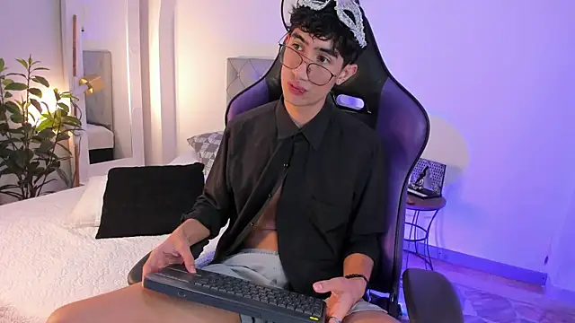 NovaaWheler online show from 02/07/25, 01:43