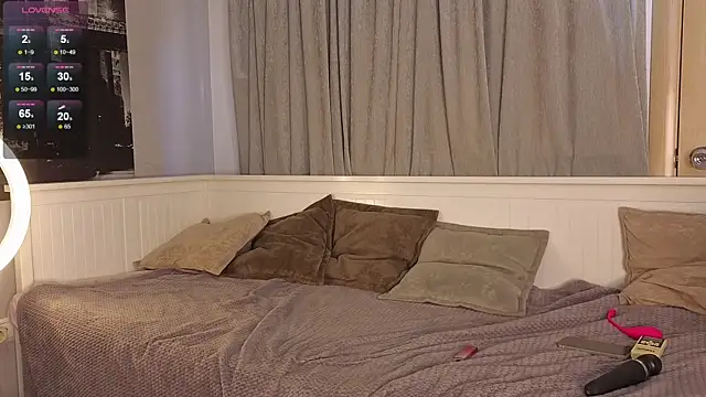 Snapshot of Nicole_Hampton chatting on 09/11/25, 02:39 Nicole Hampton online show from 09/11/25, 02:39