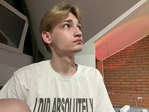 Snapshot of Julian_wins chatting on 03/19/25, 08:22 Julian wins online show from 03/19/25, 08:22