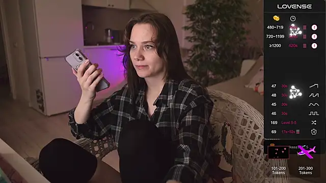 Snapshot of alexa_feels_ chatting on 10/17/25, 03:58 alexa feels online show from 10/17/25, 03:58