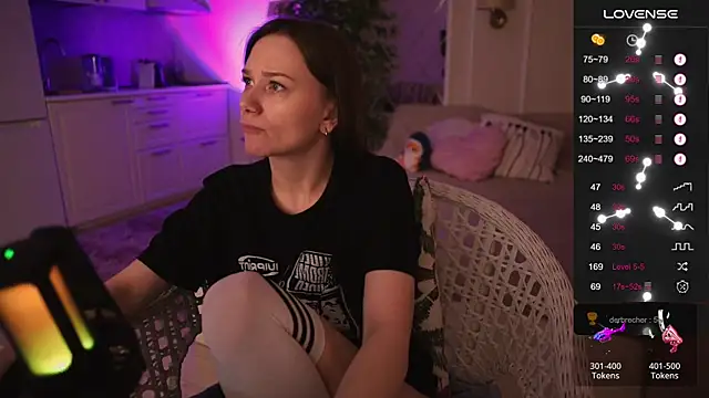 Snapshot of alexa_feels_ chatting on 12/04/25, 04:38 alexa feels online show from 12/04/25, 04:38