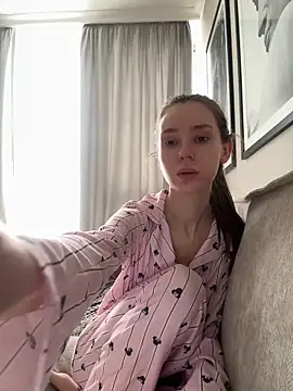 Snapshot of RosieMills chatting on 03/04/26, 07:58 RosieMills online show from 03/04/26, 07:58