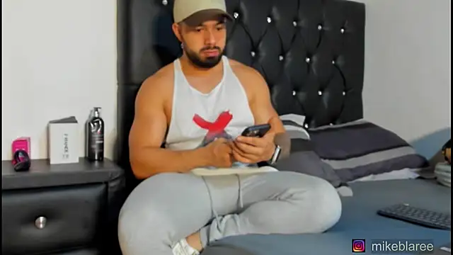 Snapshot of mikeblaree chatting on 02/17/26, 09:10 mikeblaree online show from 02/17/26, 09:10