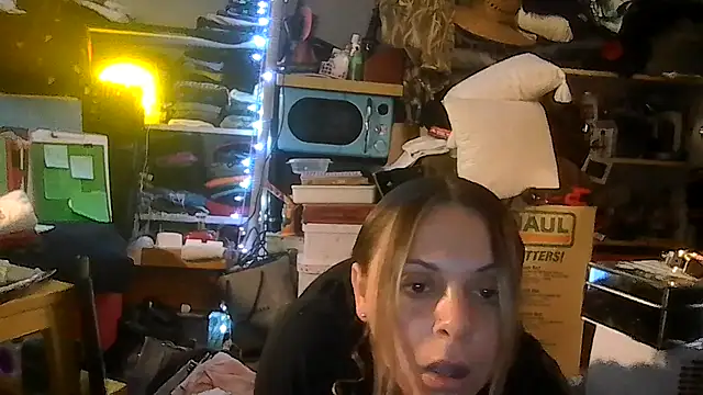Snapshot of ShysluutGia chatting on 06/28/26, 10:43 ShysluutGia online show from 06/28/26, 10:43