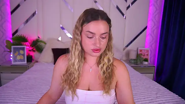 Snapshot of LindsieGreyy chatting on 09/22/25, 06:37 LindsieGreyy online show from 09/22/25, 06:37