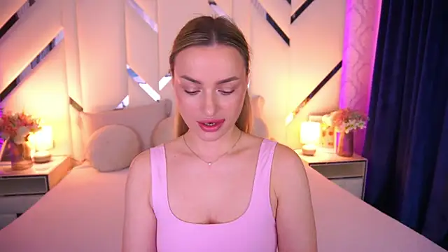 LindsieGreyy online show from 05/18/26, 07:03