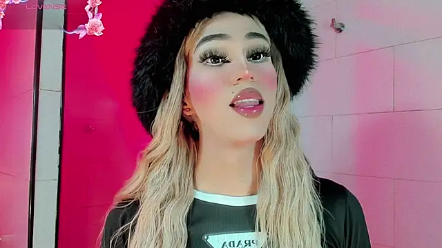 Snapshot of emelly_horny_ chatting on 03/22/25, 11:32 emelly horny online show from 03/22/25, 11:32