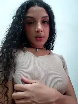 Snapshot of Majo_BigTits chatting on 11/21/25, 01:32 Majo BigTits online show from 11/21/25, 01:32