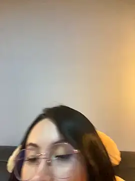 ValentinaOrtiz3 online show from 11/18/25, 02:17