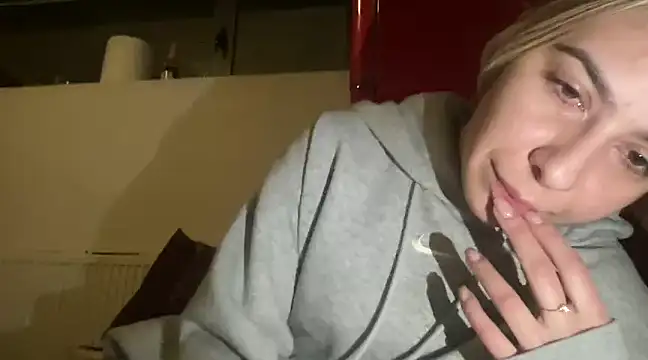 Snapshot of sarrah_rossy chatting on 02/16/25, 10:21 sarrah rossy online show from 02/16/25, 10:21