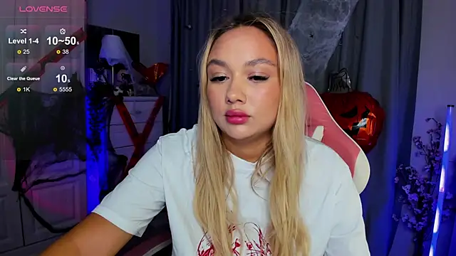 Snapshot of _Loneve__ chatting on 10/30/25, 01:45 Loneve online show from 10/30/25, 01:45