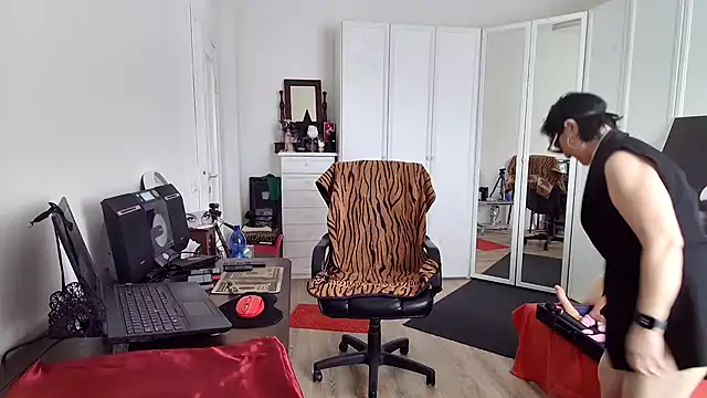 Chanel Noire online show from 03/30/26, 01:45