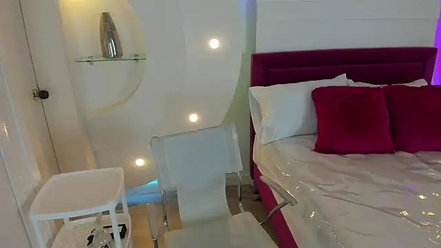 Snapshot of isolari_ chatting on 02/10/25, 12:08 isolari online show from 02/10/25, 12:08