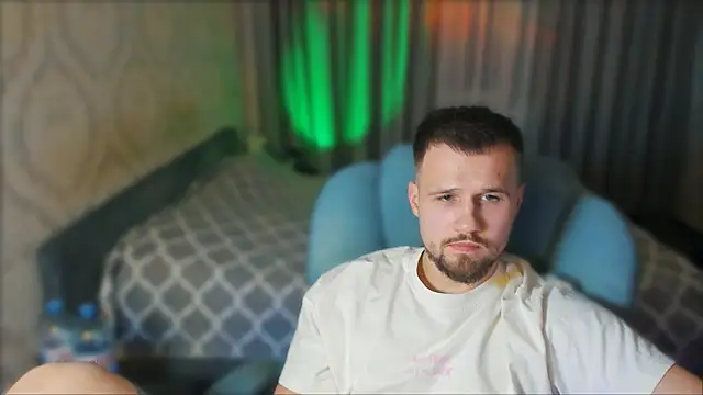 Snapshot of Vladik_b chatting on 03/04/26, 06:03 Vladik b online show from 03/04/26, 06:03