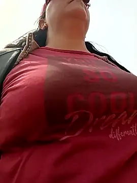 Snapshot of promiscuous-indecent-momm chatting on 04/13/26, 03:06 promiscuous-indecent-momm online show from 04/13/26, 03:06