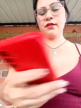 Snapshot of promiscuous-indecent-momm chatting on 04/14/26, 07:20 promiscuous-indecent-momm online show from 04/14/26, 07:20