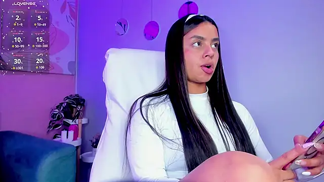 Bella walker  online show from 09/30/25, 08:14