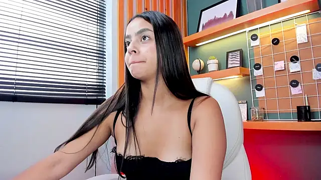 Bella walker  online show from 10/11/25, 02:15