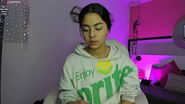 Bella walker  online show from 03/24/26, 09:09