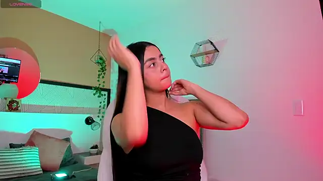 Bella walker  online show from 04/22/26, 07:59