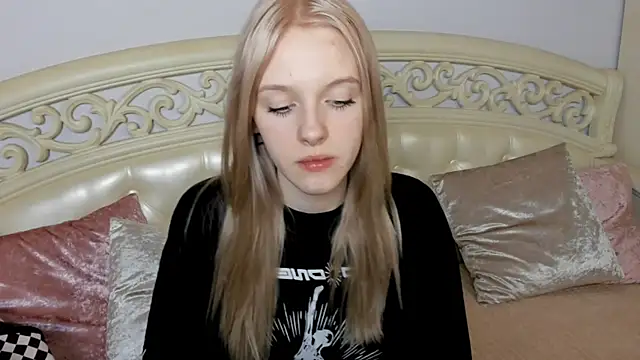 Snapshot of EdlaHewell chatting on 02/14/25, 11:42 EdlaHewell online show from 02/14/25, 11:42