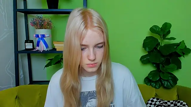 Snapshot of EdlaHewell chatting on 02/17/25, 08:30 EdlaHewell online show from 02/17/25, 08:30