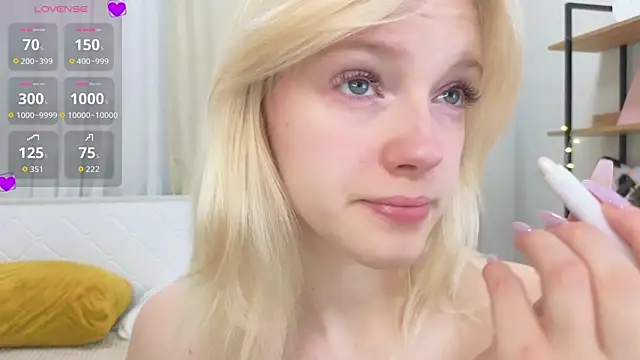 Snapshot of EdlaHewell chatting on 10/14/25, 11:27 EdlaHewell online show from 10/14/25, 11:27