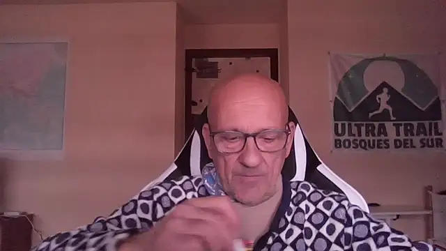 Snapshot of llopaco chatting on 12/20/25, 01:40 llopaco online show from 12/20/25, 01:40