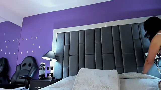 Aisha Nowak online show from 03/04/25, 08:27