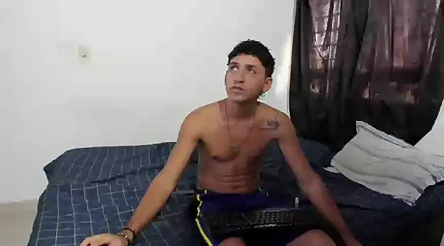 Snapshot of tonypaul13 chatting on 02/20/25, 03:52 tonypaul13 online show from 02/20/25, 03:52