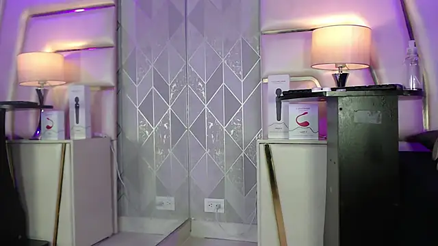 AnahisBennett online show from 10/31/25, 03:40