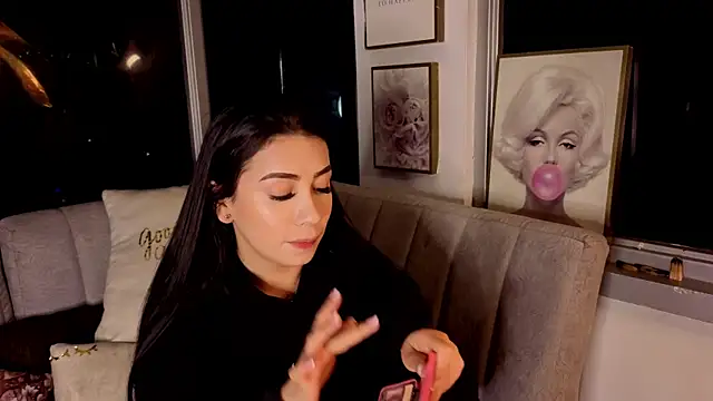 Snapshot of Ivanna_West chatting on 12/17/25, 10:10 Ivanna West online show from 12/17/25, 10:10