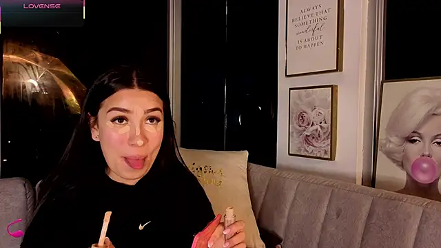 Snapshot of Ivanna_West chatting on 12/18/25, 10:10 Ivanna West online show from 12/18/25, 10:10