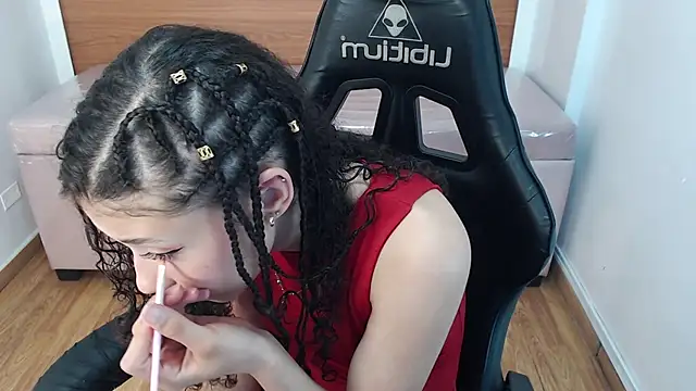 Snapshot of danatella_a chatting on 10/10/25, 01:43 danatella a online show from 10/10/25, 01:43