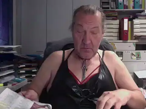 Snapshot of HMStraps01 chatting on 10/18/25, 07:20 HMStraps01 online show from 10/18/25, 07:20