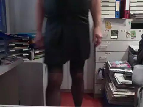 Snapshot of HMStraps01 chatting on 11/06/25, 02:29 HMStraps01 online show from 11/06/25, 02:29