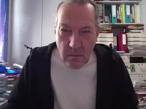 Snapshot of HMStraps01 chatting on 11/19/25, 08:14 HMStraps01 online show from 11/19/25, 08:14