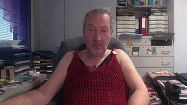 Snapshot of HMStraps01 chatting on 12/05/25, 11:41 HMStraps01 online show from 12/05/25, 11:41